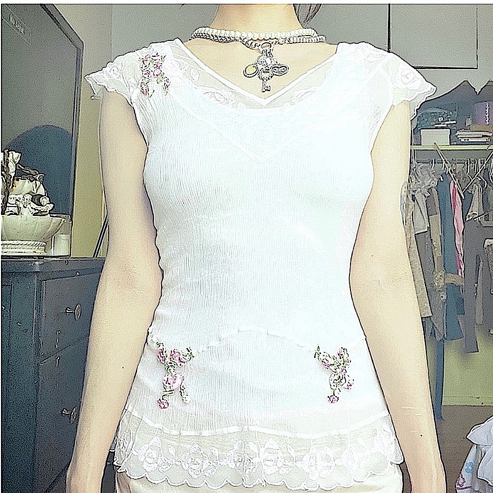 Rampage white lace flowers details